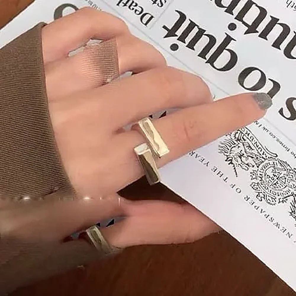 Women's Geometric Ring with Overlapping Band Design and Adjustable Shape