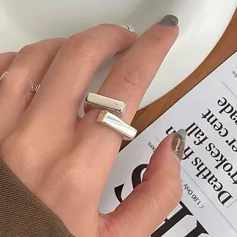 Women's Geometric Ring with Overlapping Band Design and Adjustable Shape