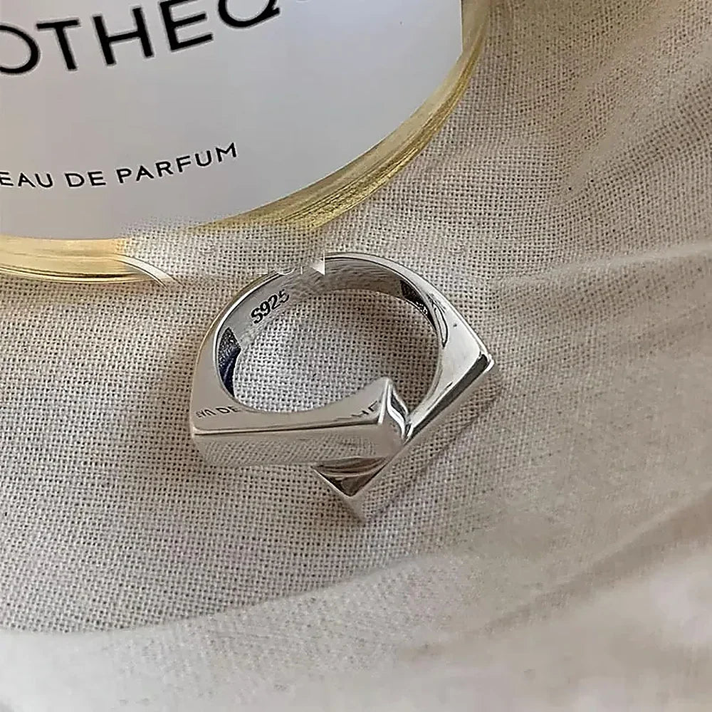 Women's Geometric Ring with Overlapping Band Design and Adjustable Shape