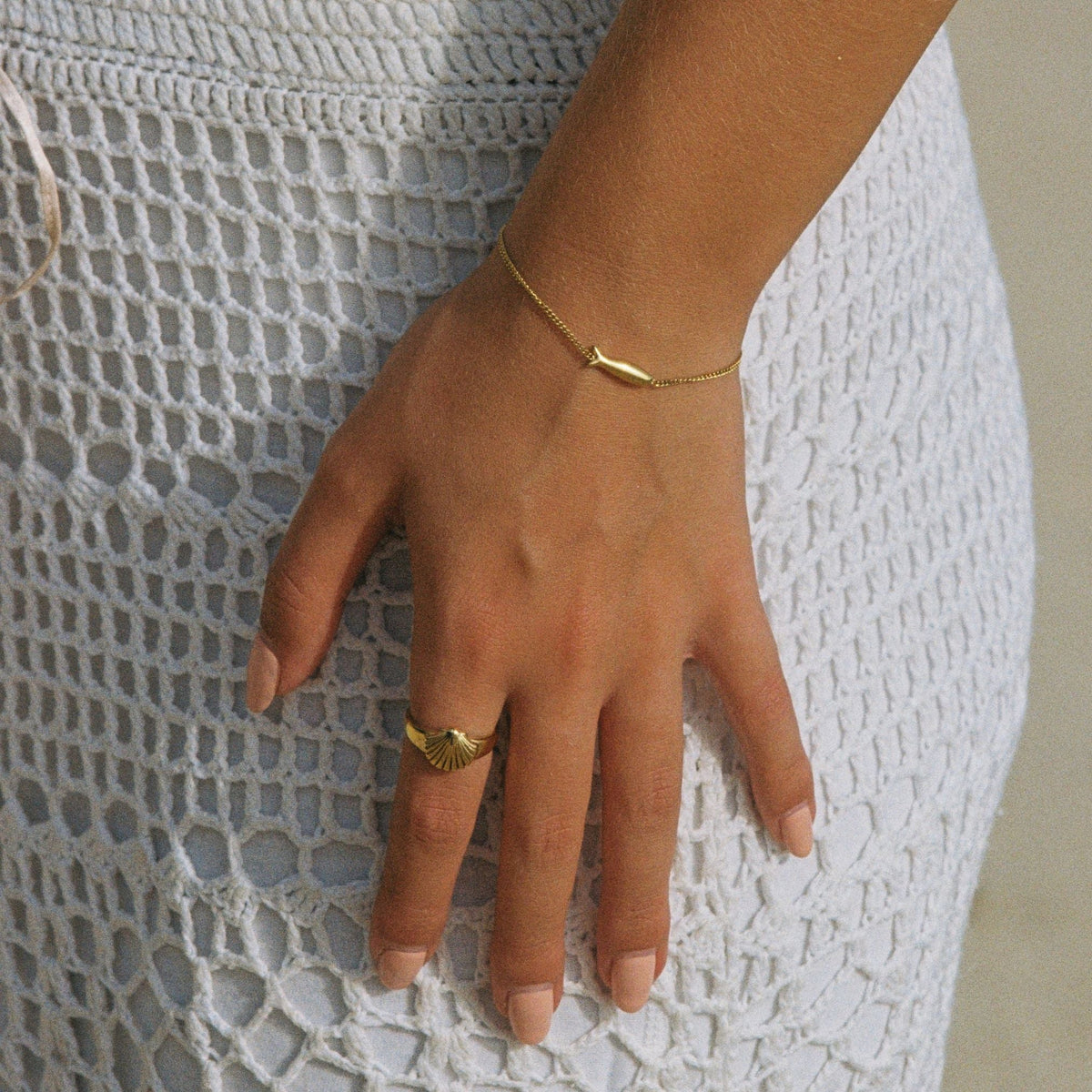Women’s Fine Bracelet with Fish Motif and Slim Chain Structure