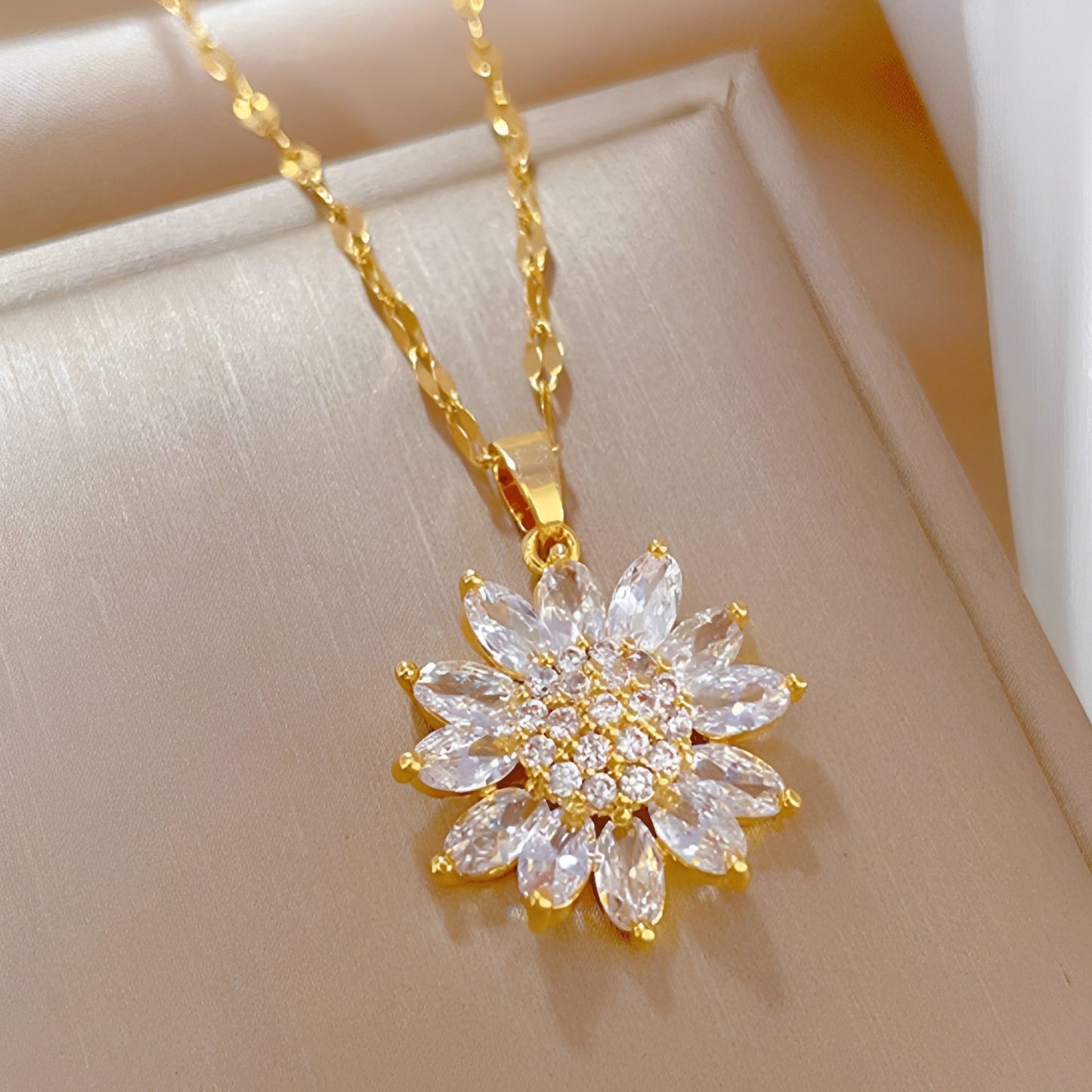 Anaya – Zigzag radiant sunflower necklace