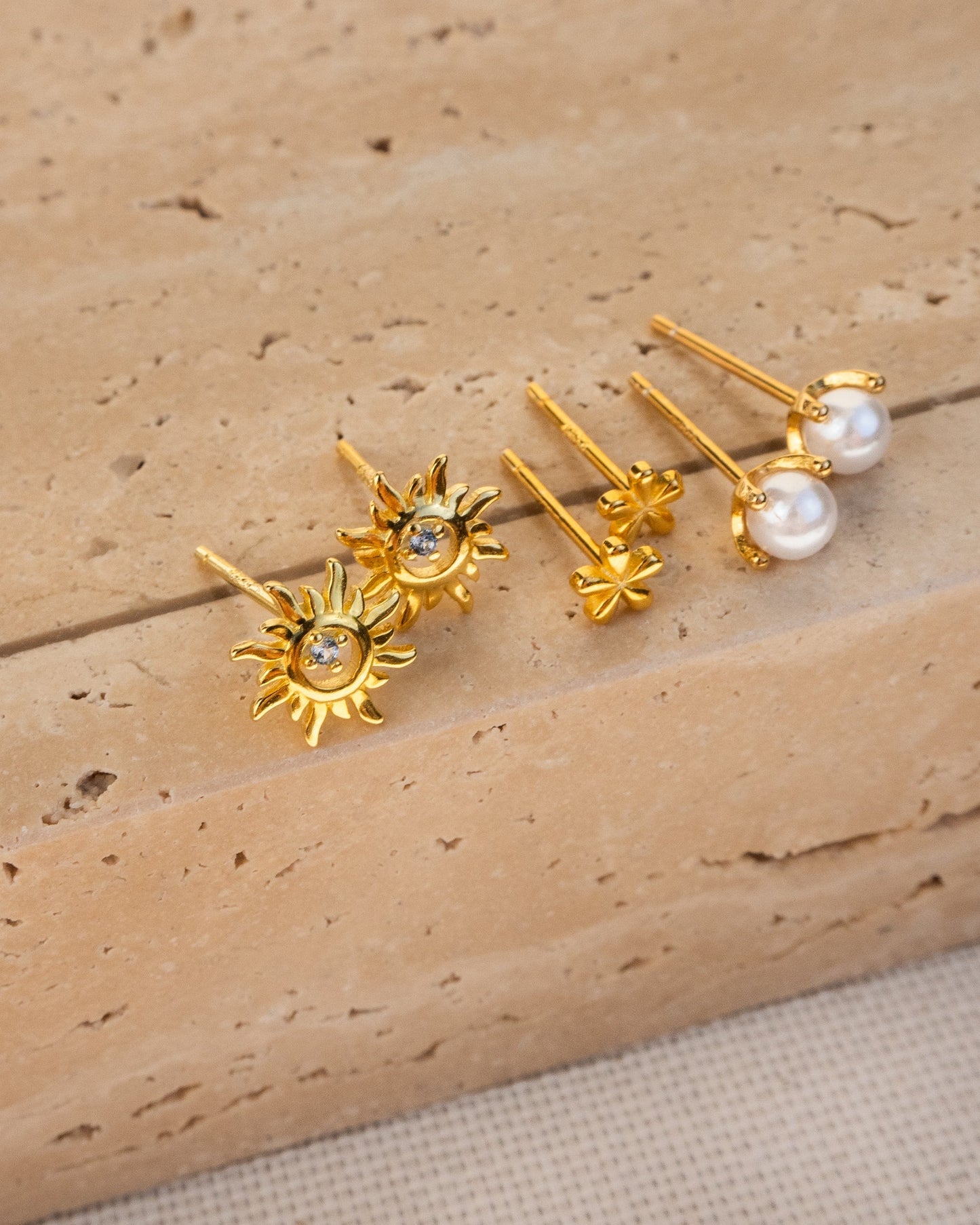 Jessi - Golden pearl stud earrings