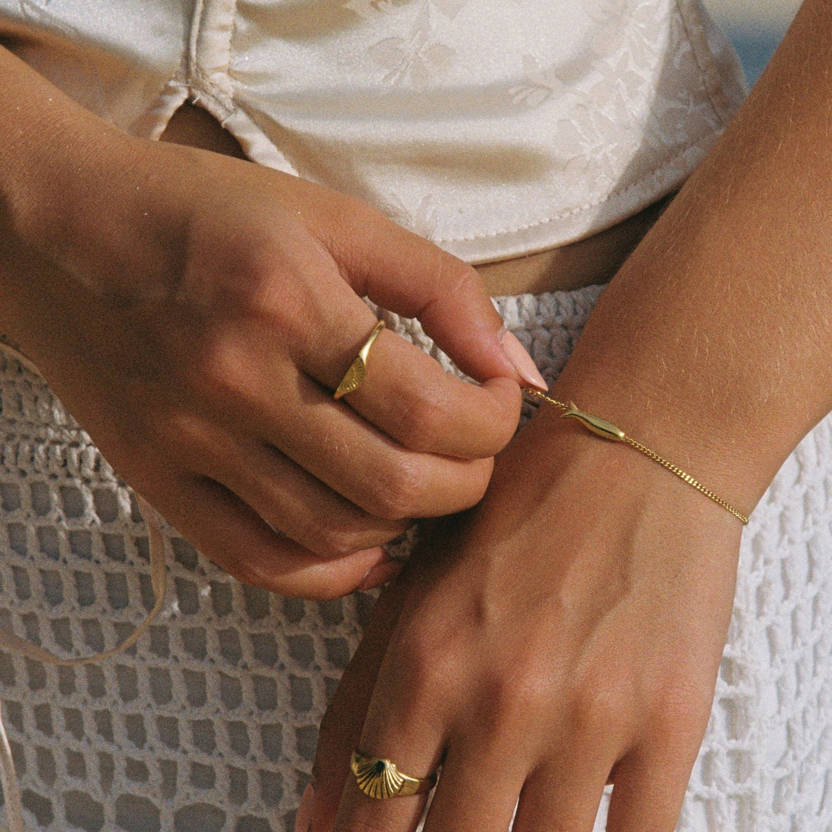 Women’s Fine Bracelet with Fish Motif and Slim Chain Structure